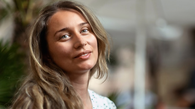 Retrato de una mujer rubia caucásica mirando a la cámara en Barcelona, España