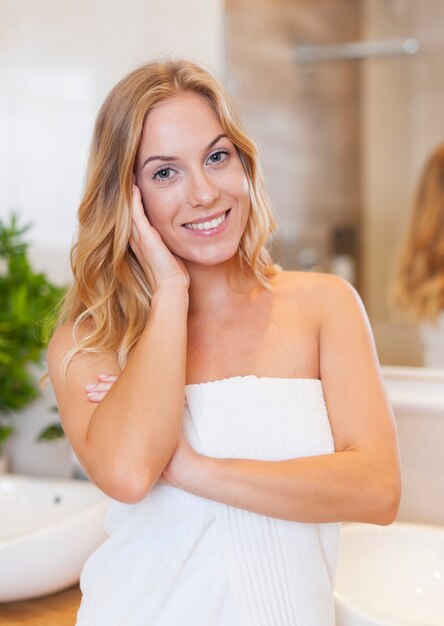 Retrato de mujer rubia después de la ducha