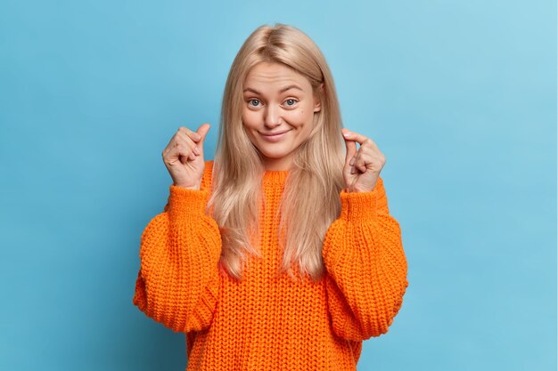 Retrato de mujer rubia guapa chasquidos con los dedos tiene una excelente idea