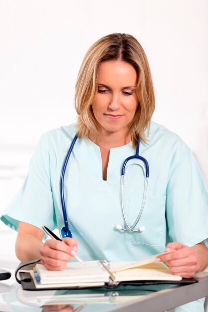 Retrato de mujer rubia médico en el hospital