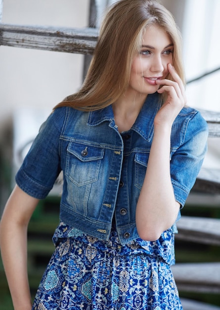 Retrato de una mujer rubia de ojos azules vestida con una chaqueta vaquera.