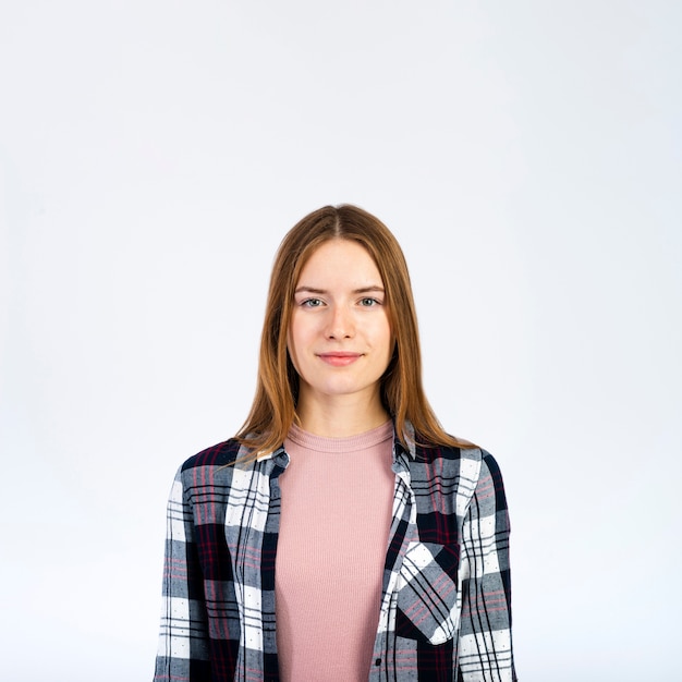 Retrato de una mujer rubia sonriente