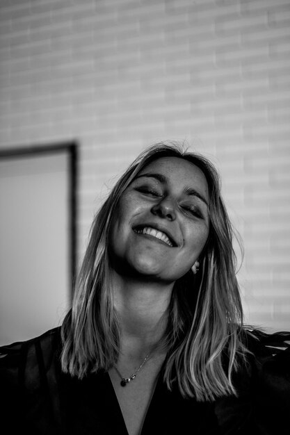 Retrato de mujer rubia sonriente