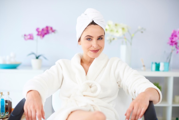 Foto gratuita retrato de mujer en el salón de spa