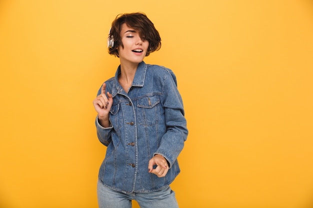 Retrato de una mujer satisfecha sonriente vestida con chaqueta vaquera