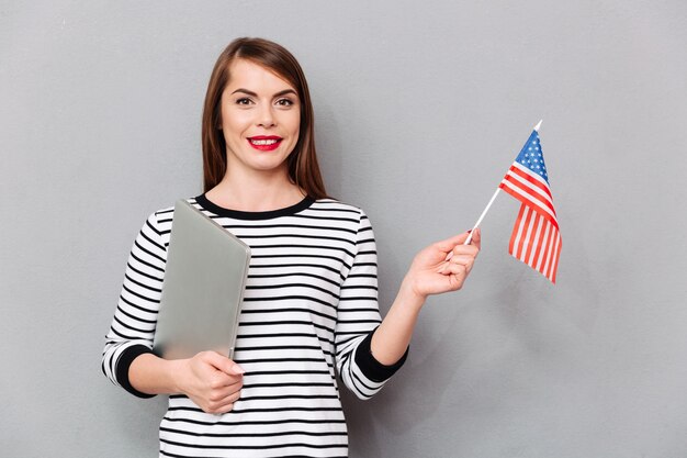 Retrato de una mujer segura con bandera americana