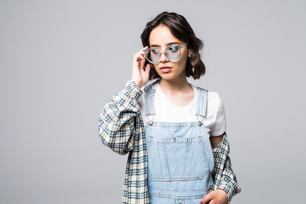 Retrato de mujer segura de sí misma con estilo en gafas de sol de moda sonriendo alegremente, coqueteando