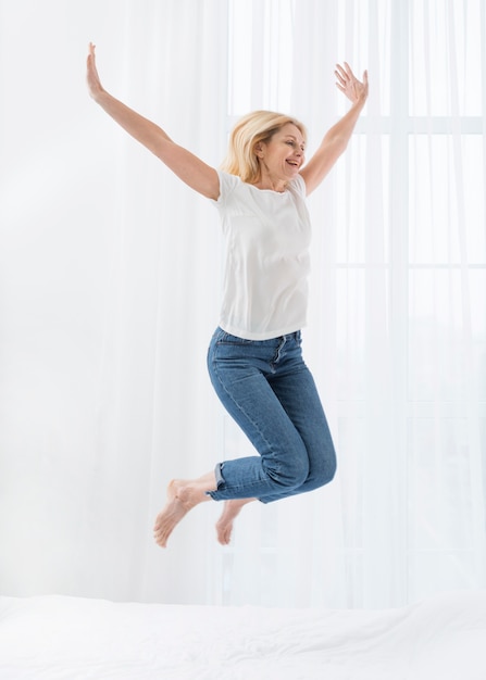 Retrato de mujer senior feliz saltando
