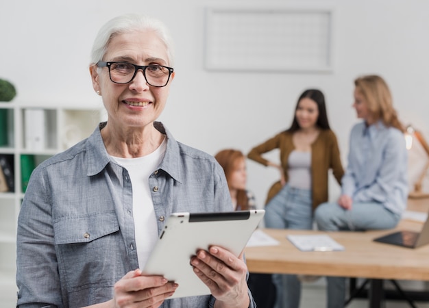 Foto gratuita retrato de mujer senior con gafas sonriendo