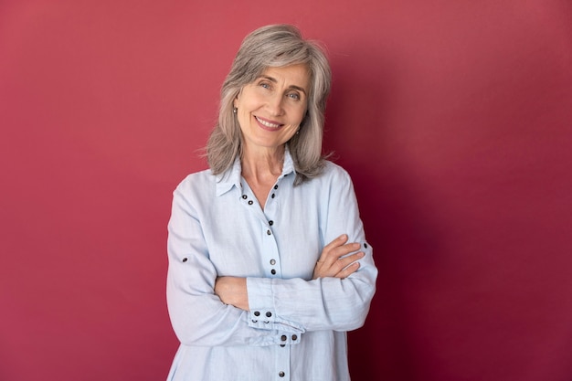 Retrato de mujer senior de pelo gris sonriente