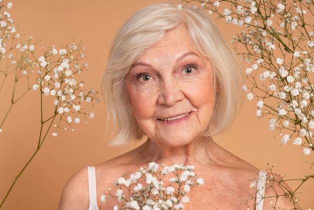 Retrato de mujer senior sonriente de cerca