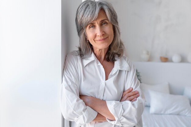 Retrato de mujer senior sonriente relajándose en casa