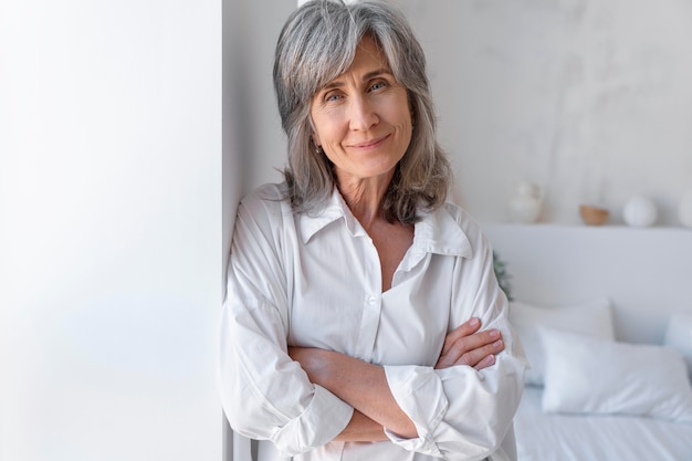 Retrato de mujer senior sonriente relajándose en casa