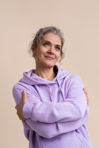 Foto gratuita retrato de mujer senior sonriente