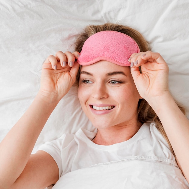 Foto gratuita retrato de una mujer sentada en la cama