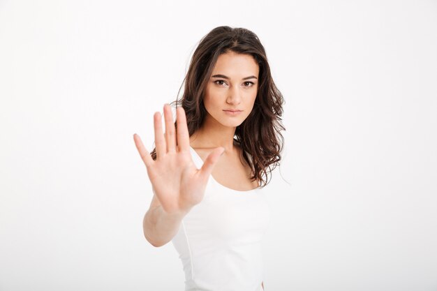 Retrato de una mujer seria vestida con una camiseta sin mangas