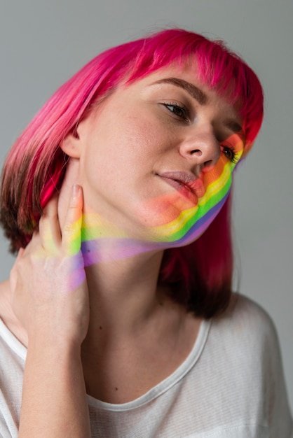 Retrato de mujer con símbolo lgbt