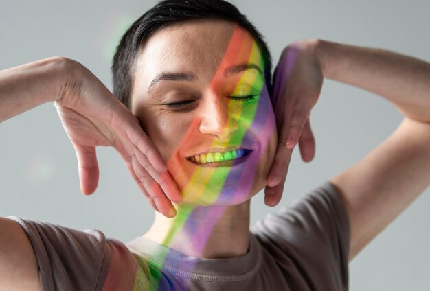 Retrato de mujer con símbolo lgbt