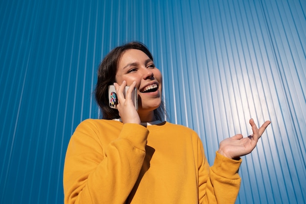 Foto gratuita retrato de mujer con smartphone con toma de corriente al aire libre