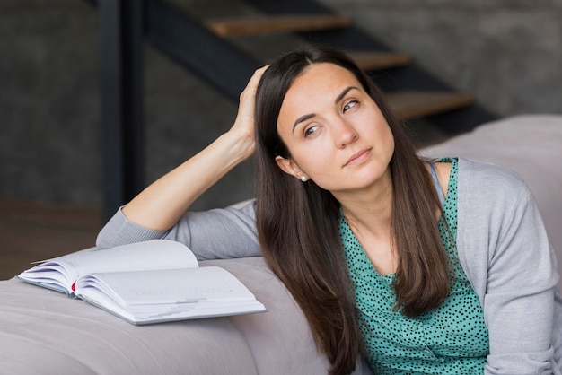 Foto gratuita retrato mujer en sofá leyendo