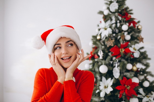 Retrato de mujer con sombrero de santa en navidad