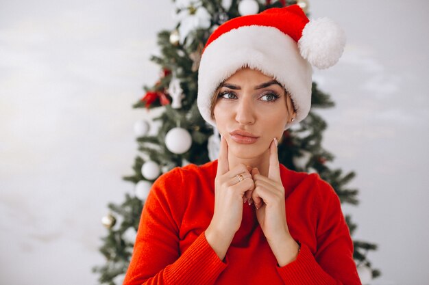 Retrato de mujer con sombrero de santa en navidad