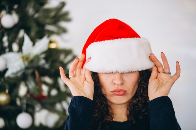 Retrato de mujer con sombrero de santa en navidad