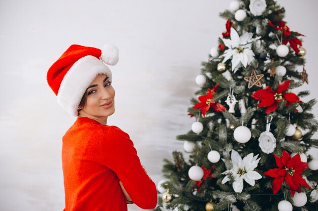 Retrato de mujer con sombrero de santa en navidad