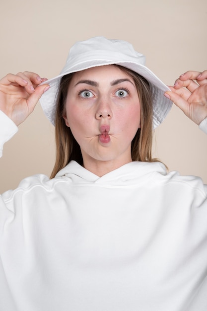 Foto gratuita retrato de mujer con sombrero de tiro medio