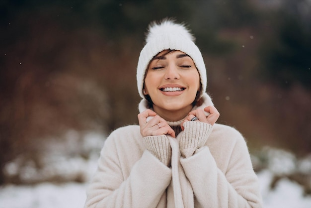 Retrato de mujer sonriendo en el bosque de invierno