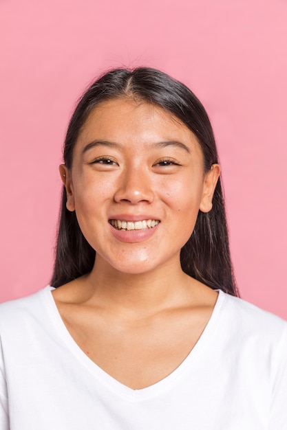 Retrato de mujer sonriendo a la cámara