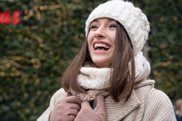 retrato, de, mujer sonriente, aire libre, con, beanie