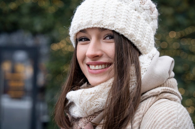 Foto gratuita retrato, de, mujer sonriente, aire libre, con, beanie