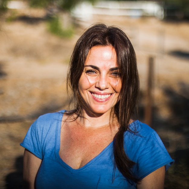 Retrato de mujer sonriente al aire libre