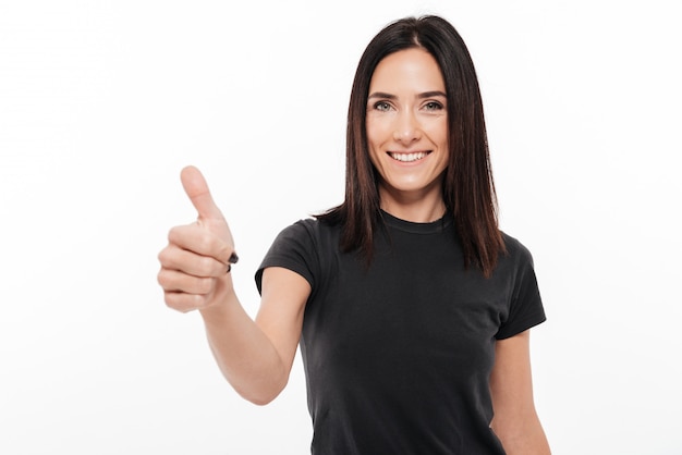 Retrato de una mujer sonriente alegre dando pulgares arriba