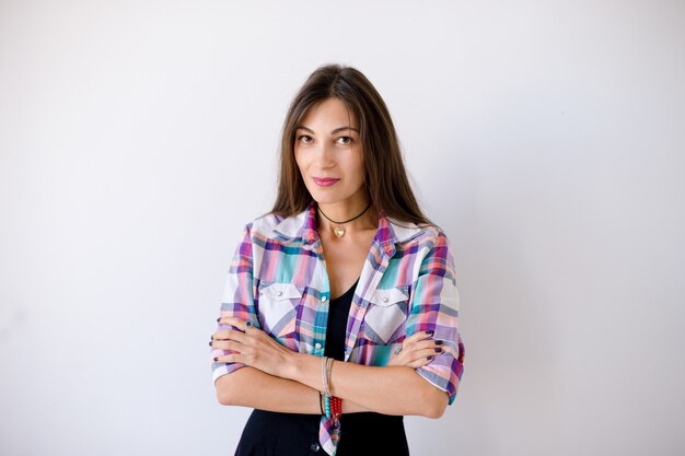 Retrato de mujer sonriente con los brazos cruzados