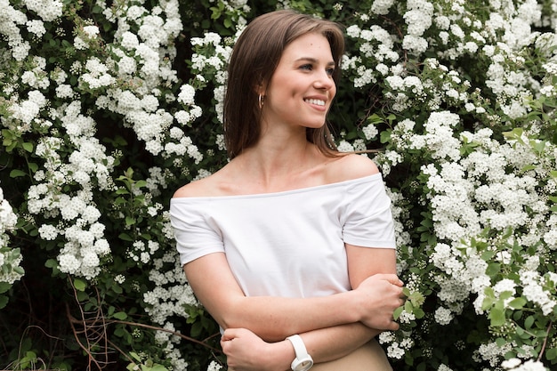 Retrato mujer sonriente con los brazos cruzados