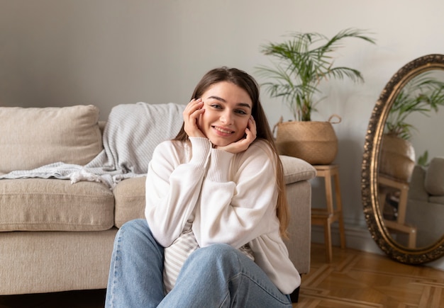 Retrato de mujer sonriente en casa