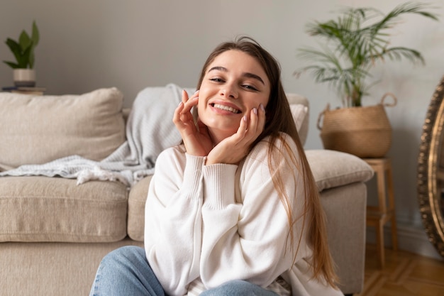 Foto gratuita retrato de mujer sonriente en casa