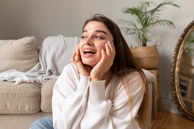 Retrato de mujer sonriente en casa