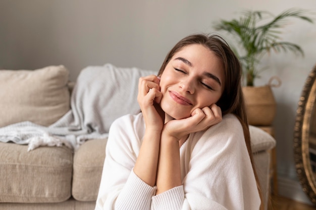 Foto gratuita retrato de mujer sonriente en casa