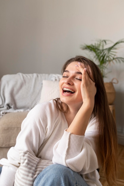 Foto gratuita retrato de mujer sonriente en casa