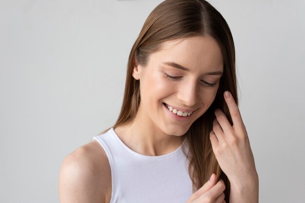 Retrato de mujer sonriente en casa