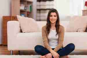 Foto gratuita retrato de mujer sonriente en casa