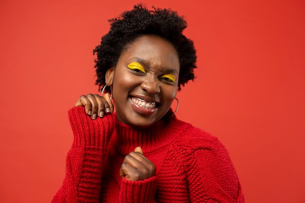 Retrato de mujer sonriente de cerca