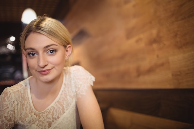 Foto gratuita retrato de mujer sonriente comiendo sushi