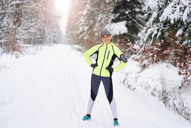 Retrato de mujer sonriente después de entrenar al aire libre