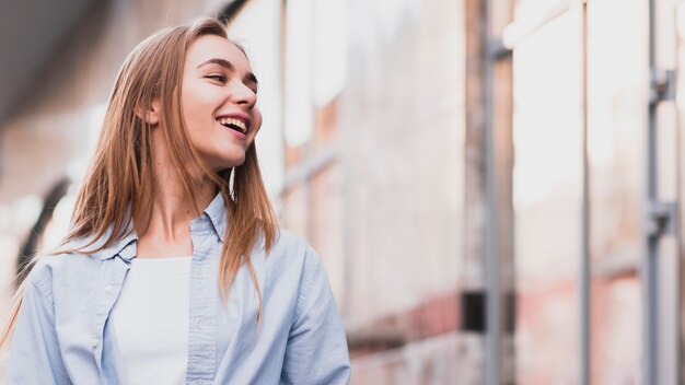 Retrato de mujer sonriente con espacio de copia