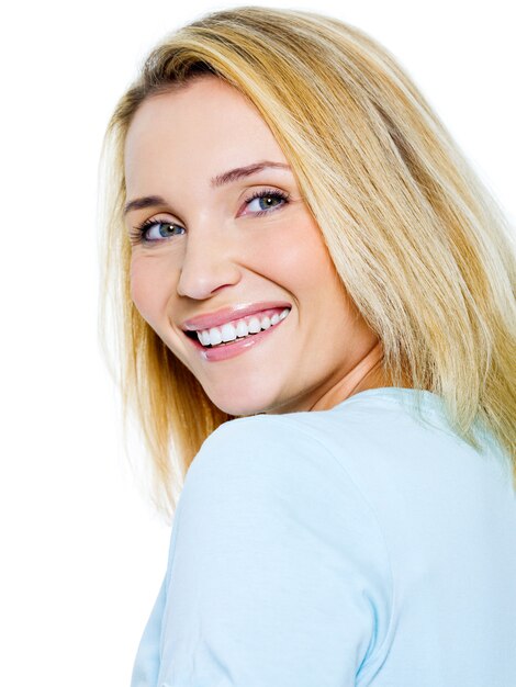 Retrato de mujer sonriente feliz aislado en blanco