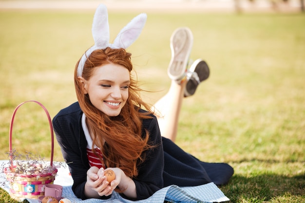 Foto gratuita retrato de una mujer sonriente feliz cabeza roja